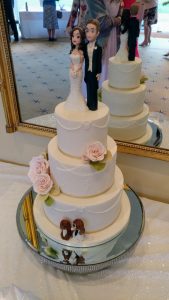 Such a cute wedding cake!
